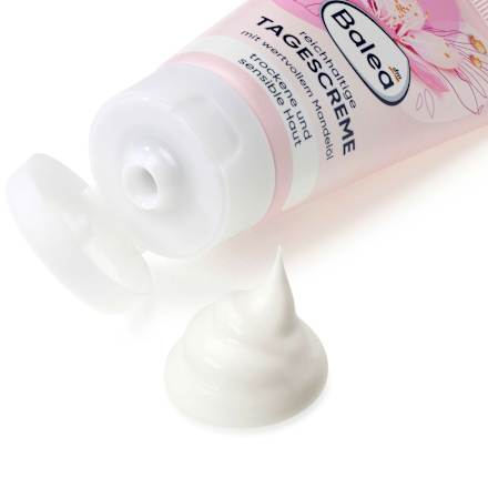 Bogaty krem na dzień SPF 15 Balea