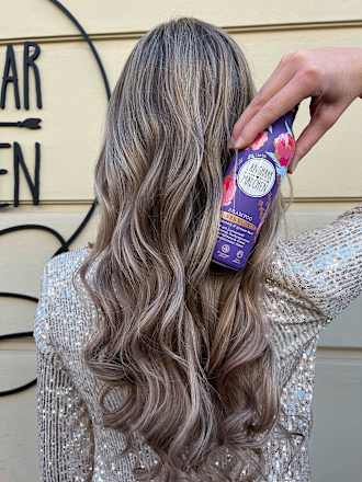 Shampoo Silver Blonde Langhaarmädchen