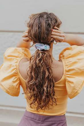 Scrunchie mit Farbverlauf Langhaarmädchen