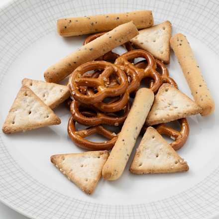 Party Mix, Mini-Brezeln, Mohn-Knusperstangen & Sesam-Cracker dmBio