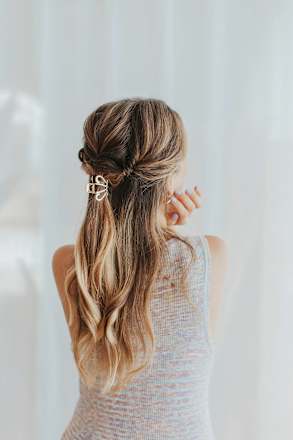 Haarklammer Metall Gold-Optik Langhaarmädchen