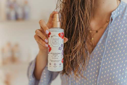 Kifésülést könnyítő spray Langhaarmädchen