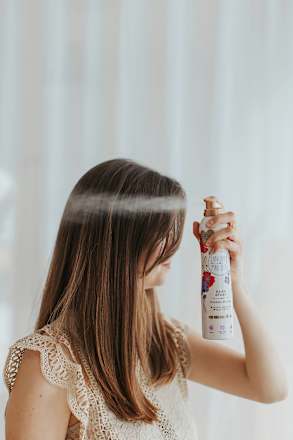 Haarspray flexibler Halt Langhaarmädchen