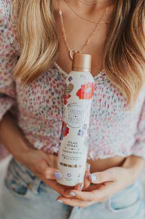 Haarspray flexibler Halt Langhaarmädchen