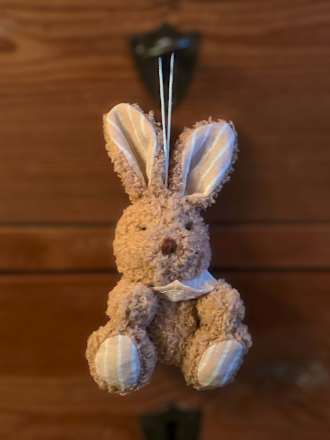 Plüschhase mit Halstuch, gestreiften Ohren & Füßen, braun-beige Dekorieren & Einrichten