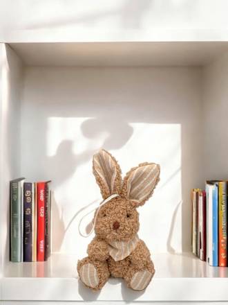 Plüschhase mit Halstuch, gestreiften Ohren & Füßen, braun-beige Dekorieren & Einrichten