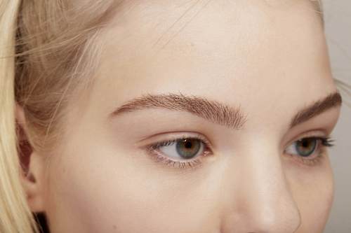 Maskara na obočie Make Me Brow - 01 blondy brows essence