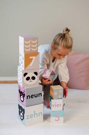 Karton-Stapelturm Kindsgut