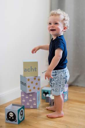 Karton-Stapelturm Kindsgut