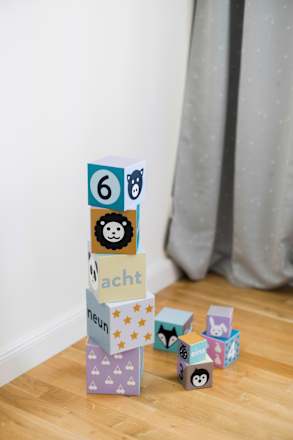 Karton-Stapelturm Kindsgut