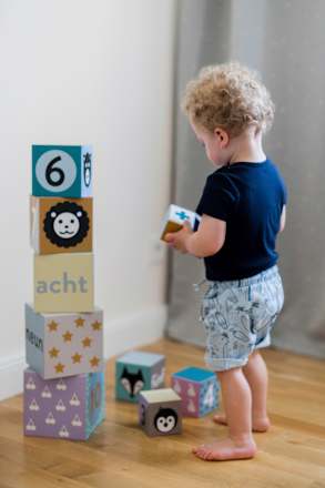 Karton-Stapelturm Kindsgut