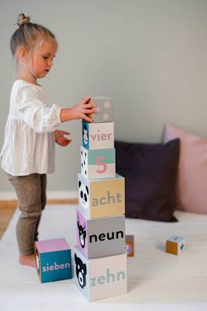 Karton-Stapelturm Kindsgut