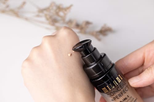 Conceal + Perfect 2-in-1 tekući puder – 00 Light Natural  MILANI