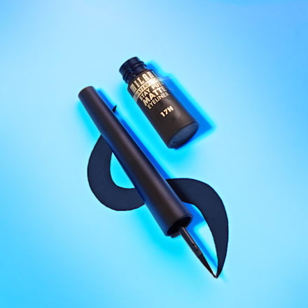 Matte tekući tuš za oči – 110 Black Matte  MILANI