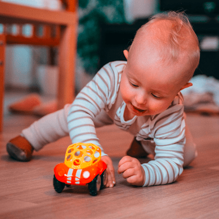 autíčko Rattle 3m+, červené Oball