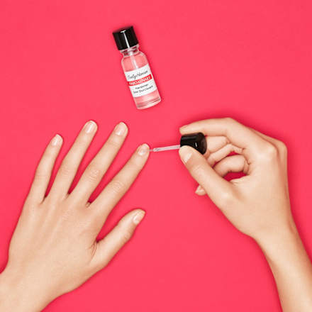 zpevňující a posilující péče pro nehty Hard As Nails Sally Hansen