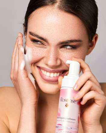 Reinigungsschaum mit 91 % Rosenwasser Rosense