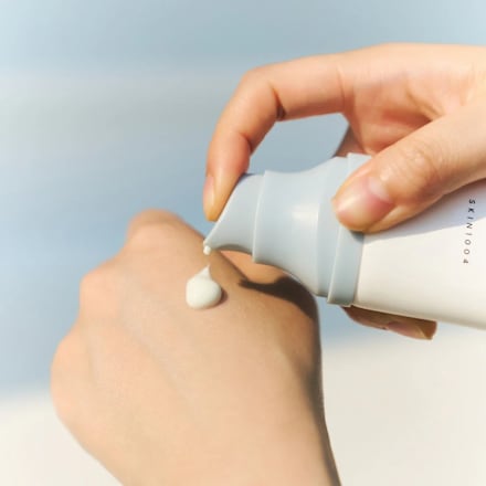 Crema in siero Hyalu-Cica Water-fit sun serum Madagascar Centella SPF50+ SKIN1004