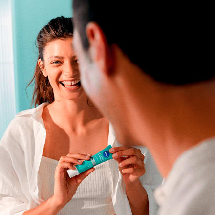 Nočný exfoliačný peeling Derma Skin Clear NIVEA