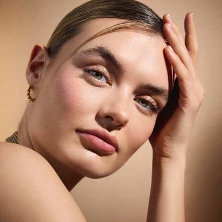 Blush Affair Cream & Powder Palette Wonder Woman 010 Champion For All CATRICE