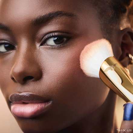 Blush Pinsel Wonder Woman CATRICE