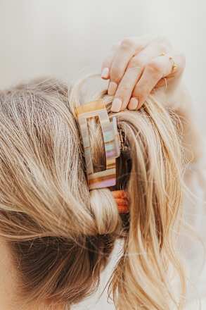 Haarklammer Acryl Streifen Langhaarmädchen