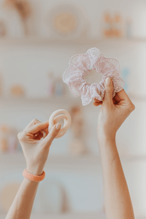 Haargummis breit Langhaarmädchen