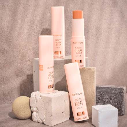 make-up v tyčince Soft Glam Filter Stick 030 Medium CATRICE
