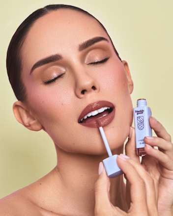 Color & Shine sjajilo za usne – Honey Be You Frankly good
