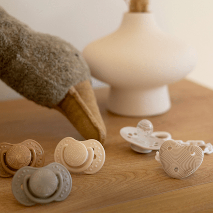 dudlík silikonový Harmony 18m+, hnědá LOVI