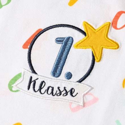 T-Shirt Schulanfang mit "1. Klasse" Patch & ABC-Muster, weiß, Gr. 128 ALANA