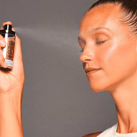 Rozświetlający spray utrwalający makijaż Shake Fix Glow Spray CATRICE