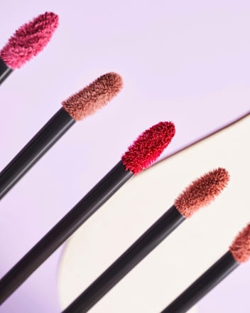 Pomadka w płynie 8h Matte Liquid Lipstick 04 Rosy Nude essence