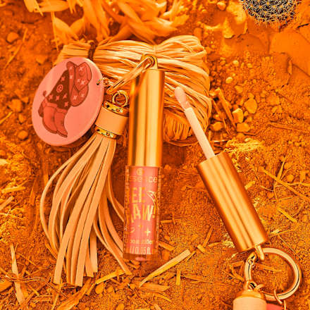 Lipgloss mit Schlüsselanhänger Yee Haw! 01 Boots On, Carry On! Boots, Hat, Go! essence