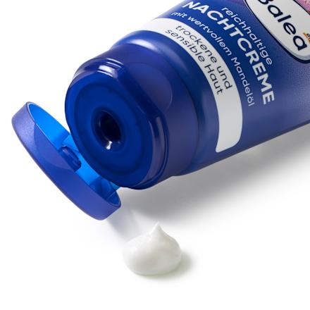 Vyživujúci nočný pleťový krém s mandľovým olejom Balea