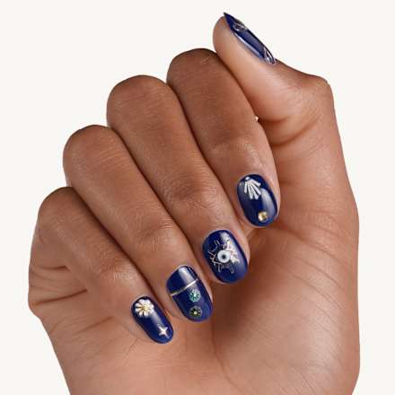 Stay bold, it's GOLD nail sticker essence