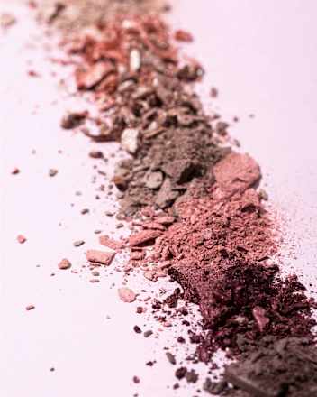 The ROSE edition eyeshadow palette 20 essence