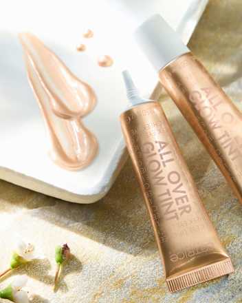 Wielofunkcyjny rozświetlacz  All Over Glow Tint 030 Sun Dip CATRICE