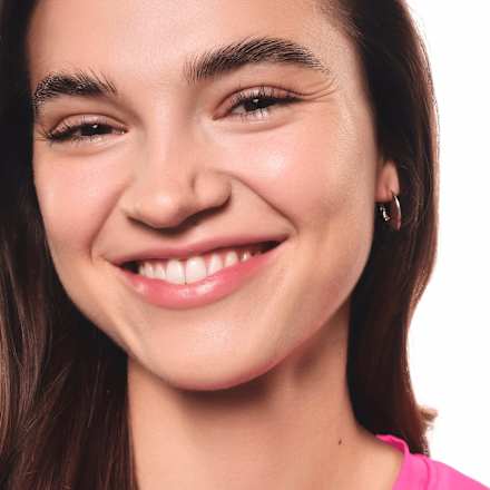 All About Soft Glow! vodootporni kompaktni puder essence