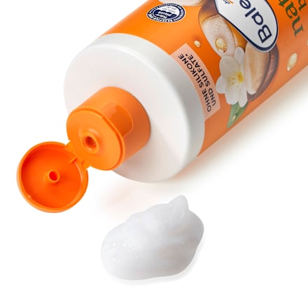 Šampón na kučeravé vlasy natural beauty s bio-makadamiovým olejom Balea