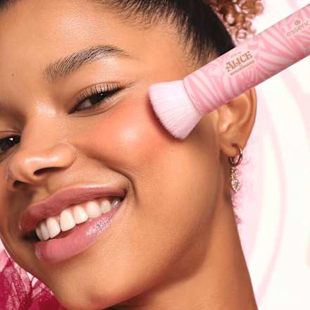 Disney Alice In Wonderland Buffer četkica za puder - 01 Simply Me essence