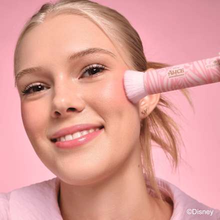 Disney Alice In Wonderland Buffer četkica za puder - 01 Simply Me essence