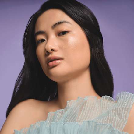 Blush Disney Alice In Wonderland Luminous C01 Curious Glow  CATRICE