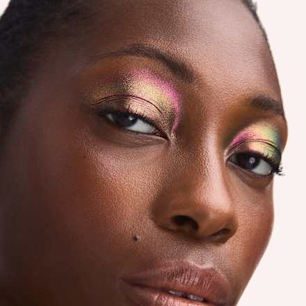 Očný tieň Prismatic Shift - 020 Berry Blaze CATRICE