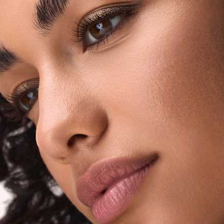 Kajalová ceruzka na oči Jewel Glide Effect - 040 Golden Jade CATRICE