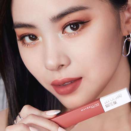 tekutá rtěnka SuperStay Matte Ink 260 Hazelnut Hypnotizer  MAYBELLINE NEW YORK