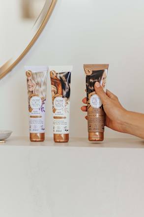 Farb-Glanzbehandlung Glossing Chocolate Brown Langhaarmädchen