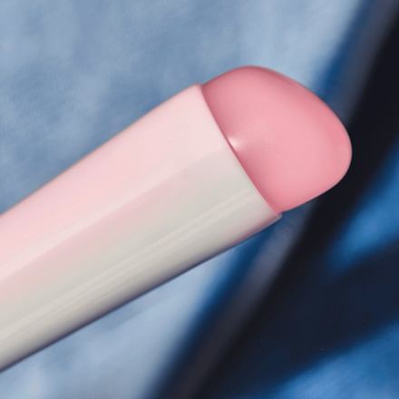 the JEANS CLUB silikonový štětec na rty a tváře essence