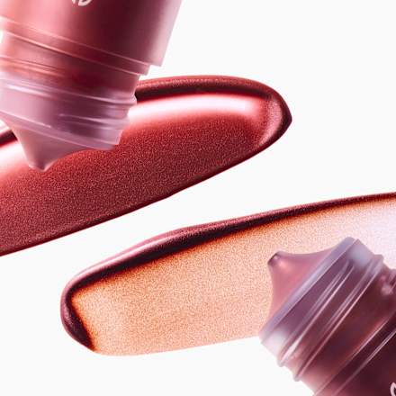 SOFT EMBRACE tekutá třpytivá tvářenka C01 Rosy Glow CATRICE