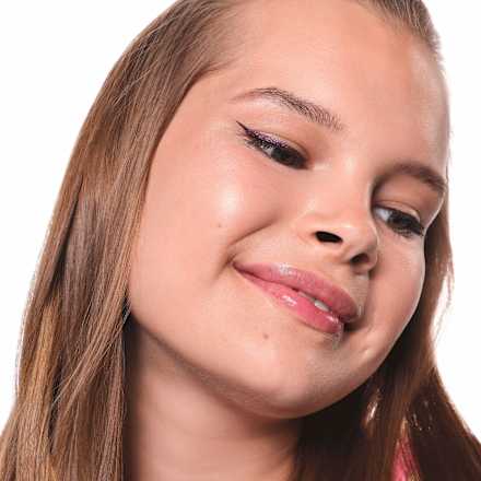 Colour it! tekući tuš za oči Metallic – 02 Dark Cherry essence